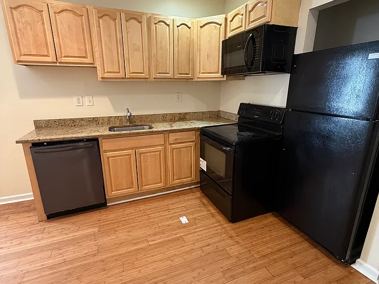 1928 W Diamond St #2 — Photo 1