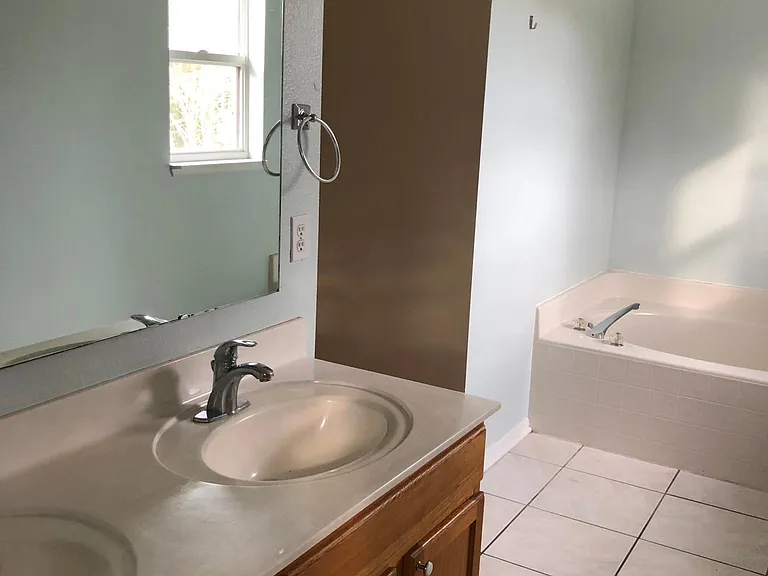 920 Vanderbilt Dr — Photo 9