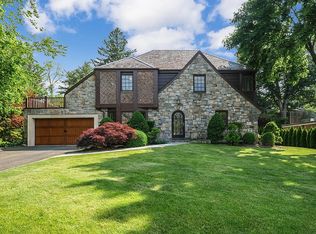 61 Foxcroft Rd, Manhasset, NY 11030