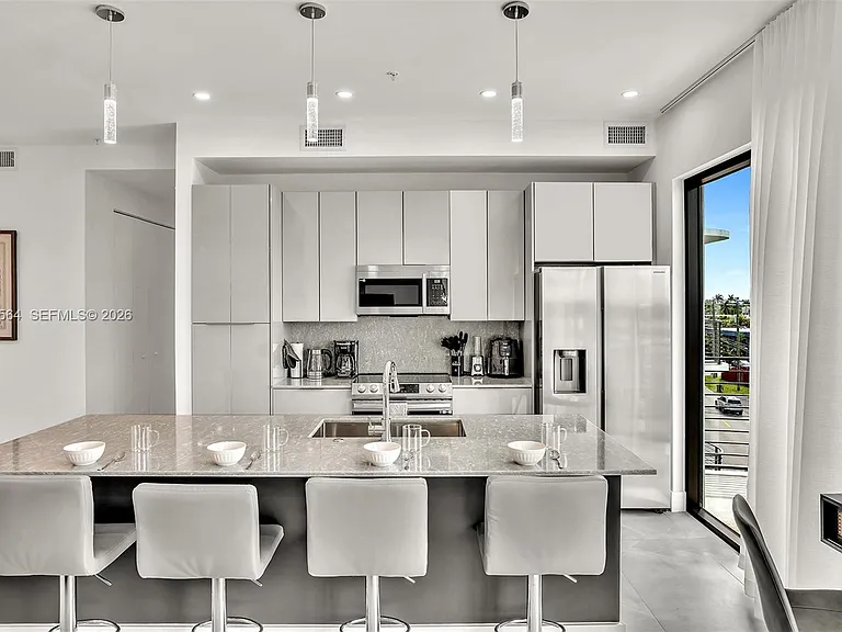 2100 Miami Rd #401 — Photo 2