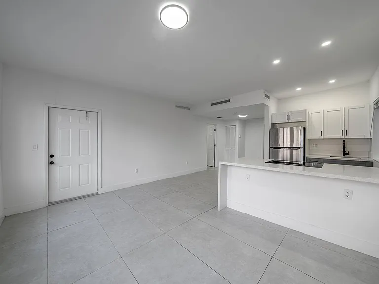 2/1 $2,000/mo, newly renovated in Little Havana! / 2/1 $2,000/mes, remodelado en Little Havana. — Photo 6