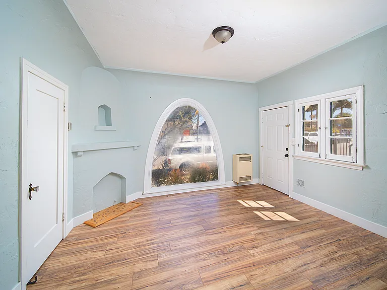 717 Gaviota Ave — Photo 2