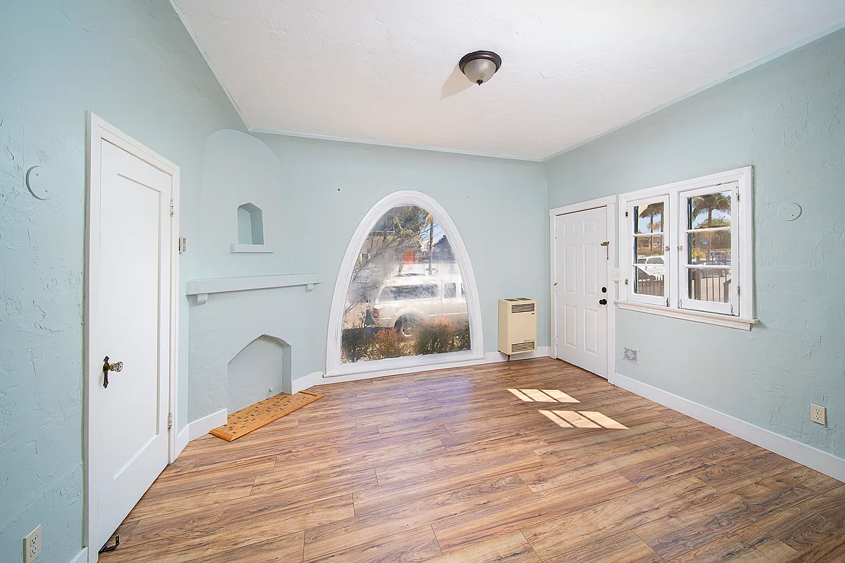 Building Photo - 717 Gaviota Ave