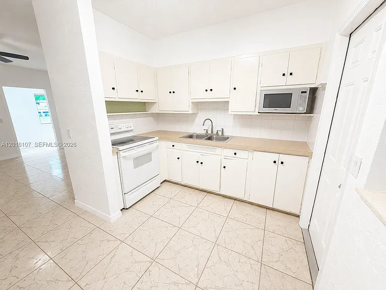 825 S 20th Ave #A — Photo 1