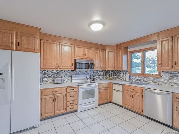 4th image of 83 Serpentine Dr