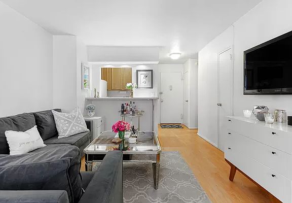 5th image of 10 W 15th St APT 622