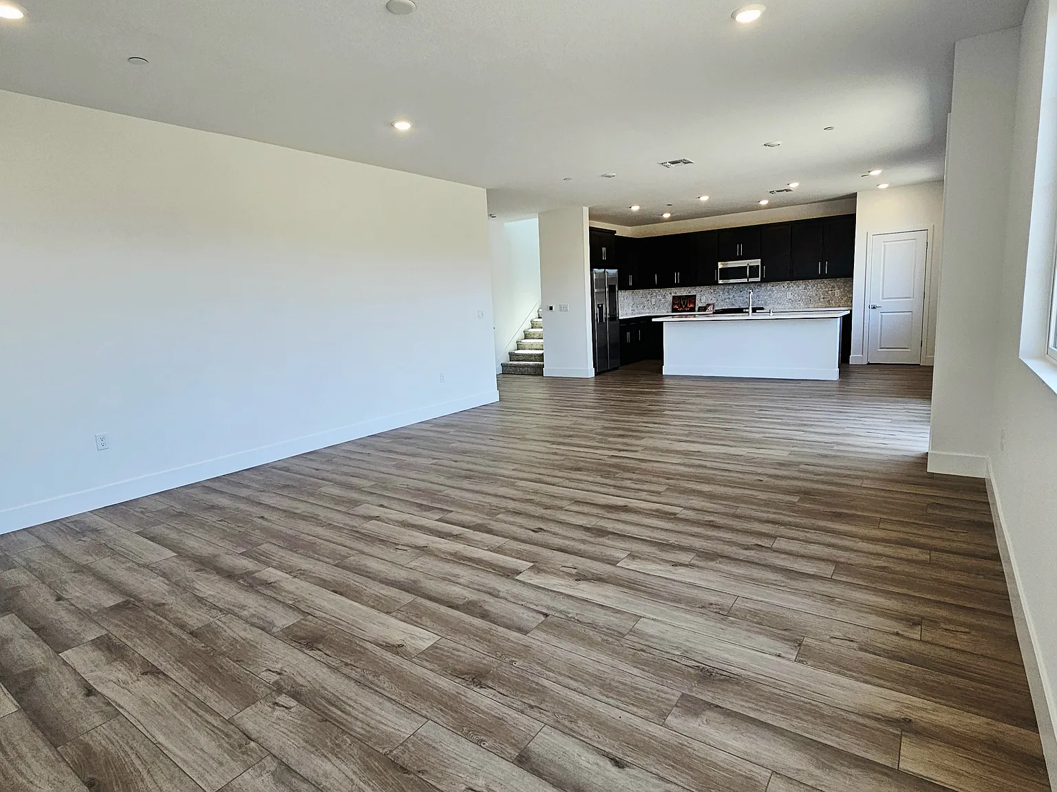 4 bed, 2566 sqft, $3,495 — Photo 4