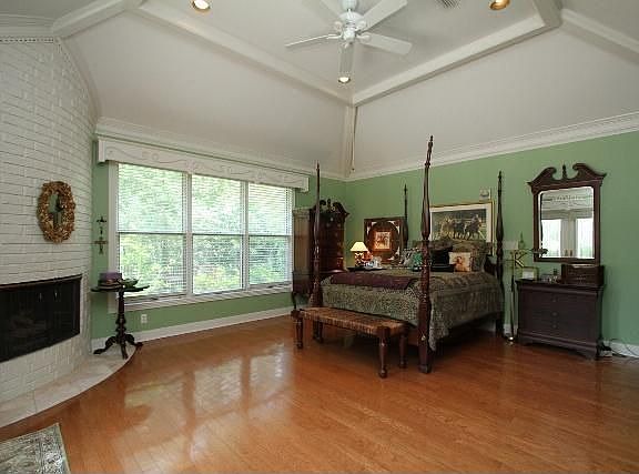 2nd image of 215 Glenwood Dr