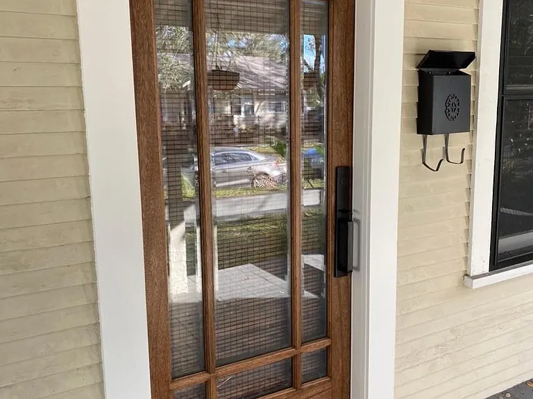 913 E Broad St — Photo 2