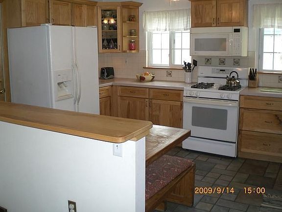 Kitchen w/ Breakfast Bar