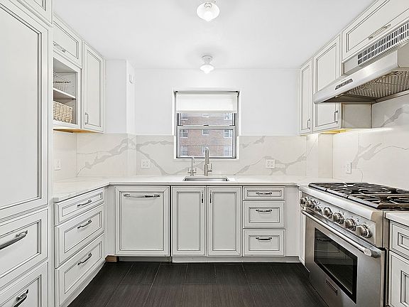 3rd image of 360 E 72nd St APT B610