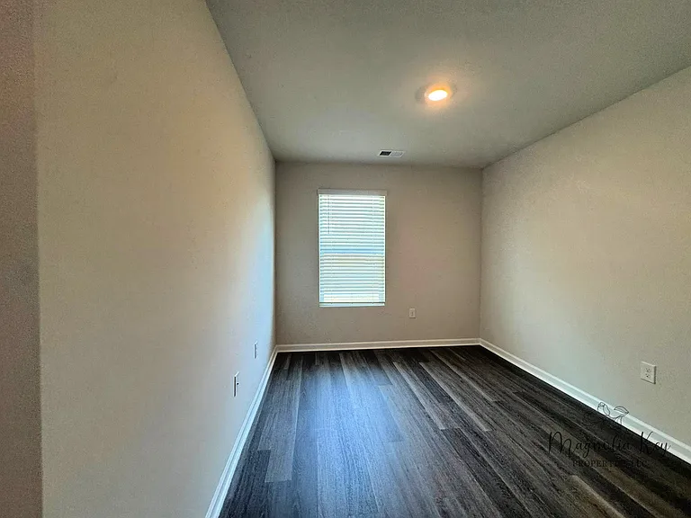 555 Gemstone Blvd — Photo 27