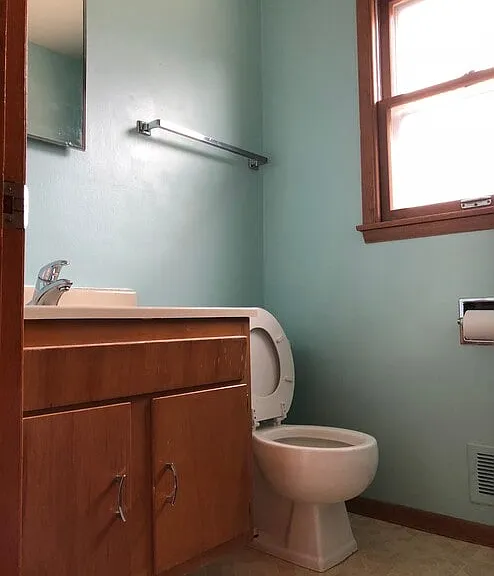 1st floor 1/2 bath