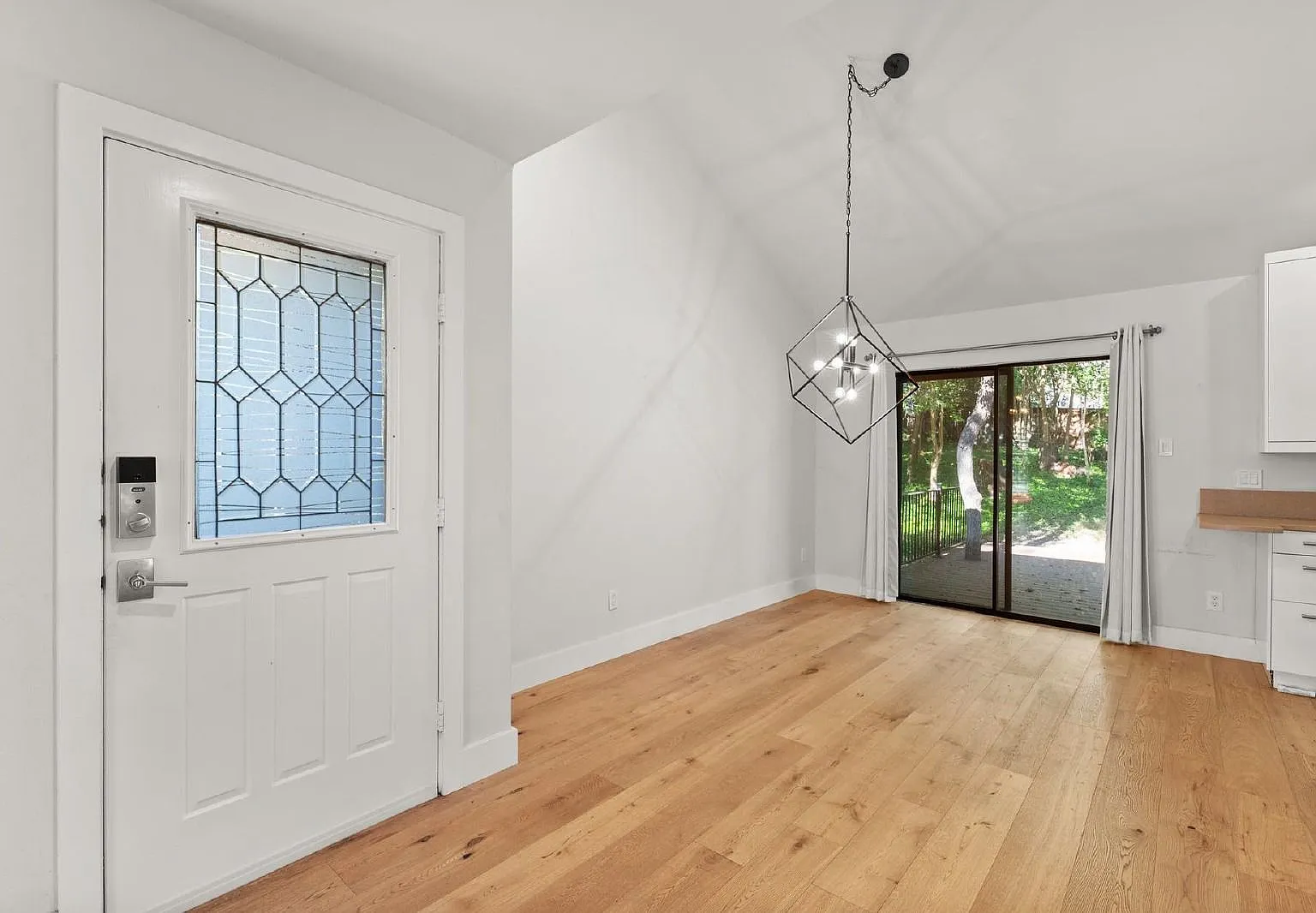 2 bed, 2.5 bath, 1904 sqft, $3,750 — Photo 3