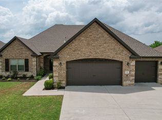 401 N Reeds Bridge Dr, Fayetteville, AR 72704