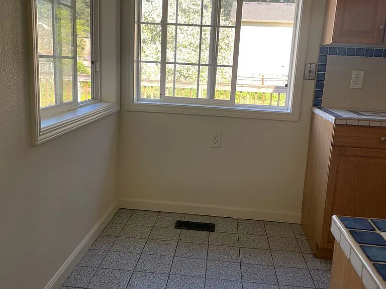 198 NE 157th Ave — Photo 8