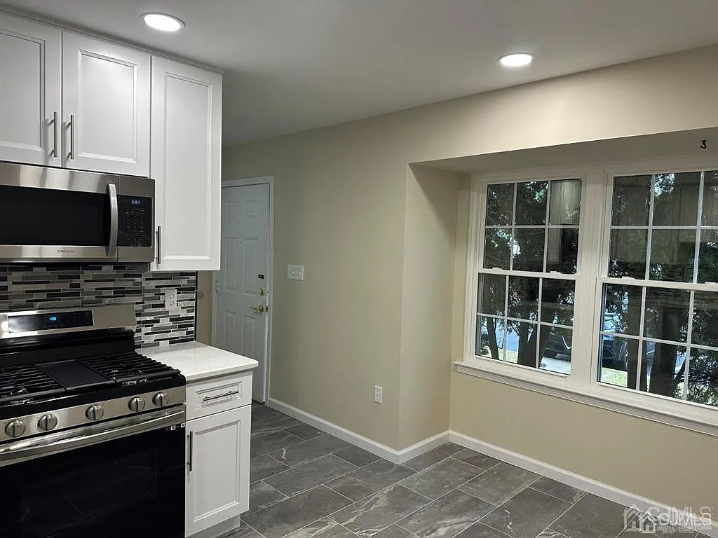 3 bed, 2.5 bath, 1760 sqft, $3,100 — Photo 2