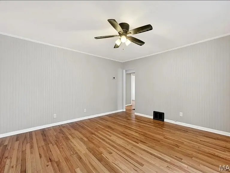 1033 Perry St — Photo 7