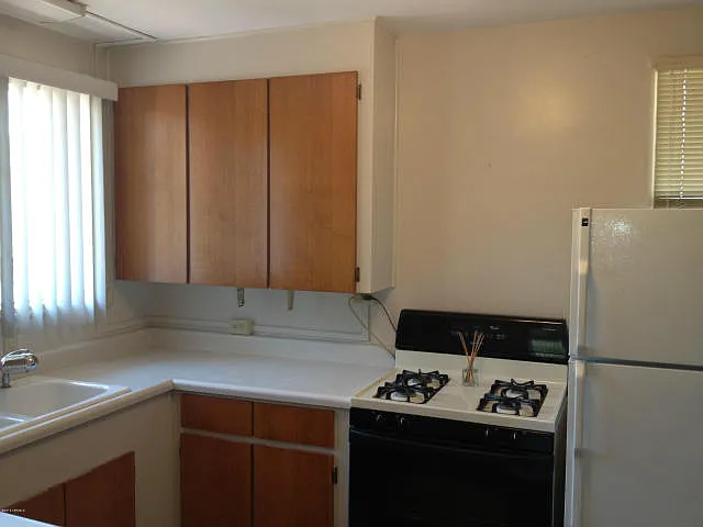 Sweet little bungalow available 08/17 — Photo 4