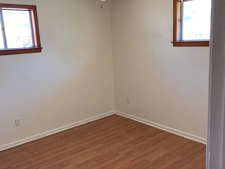 1136 Homestead Ave — Photo 2
