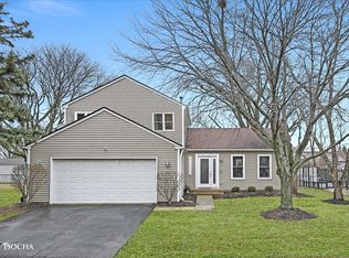 890 Fieldside Ln, Aurora, IL 60504