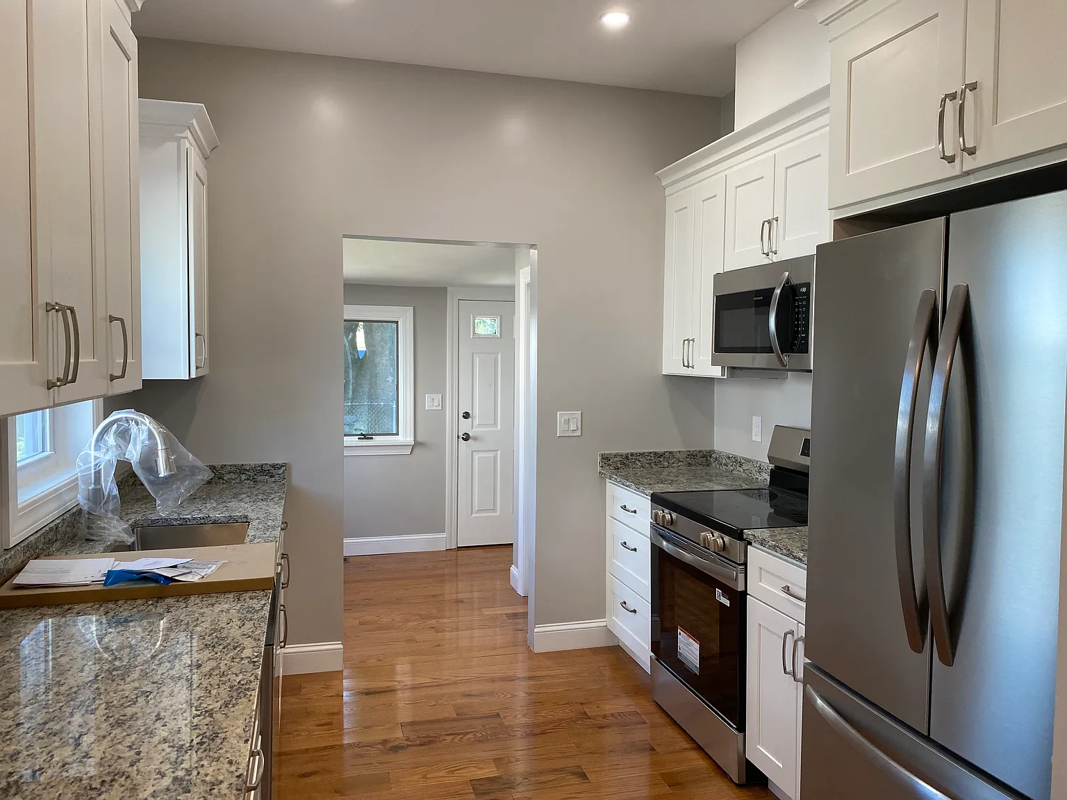 3 bed, 1.5 bath, 1000 sqft, $3,700 — Photo 3