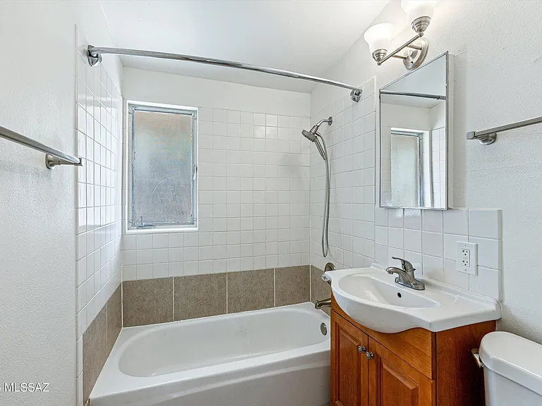 104 N Douglas Ave — Photo 23