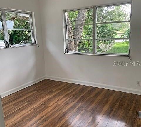 4th image of 301 Woodlawn Ave