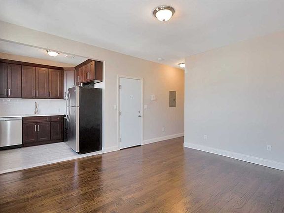 5th image of 14916 14th Ave #2