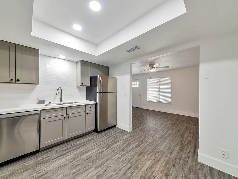 1001 W Flint St — Photo 27