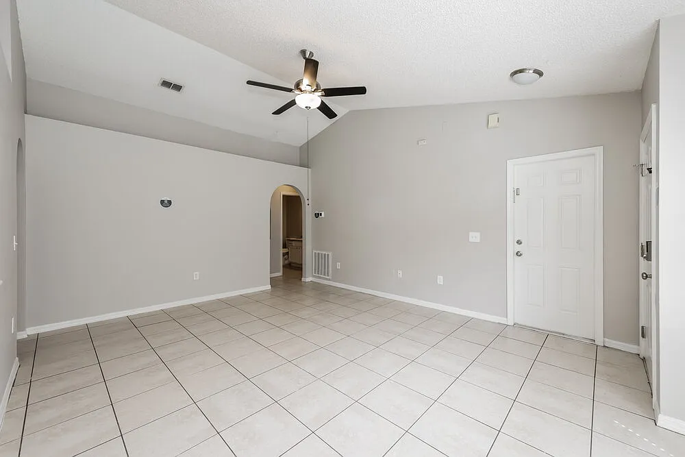3 bed, 2.0 bath, 1324 sqft, $2,010 — Photo 4