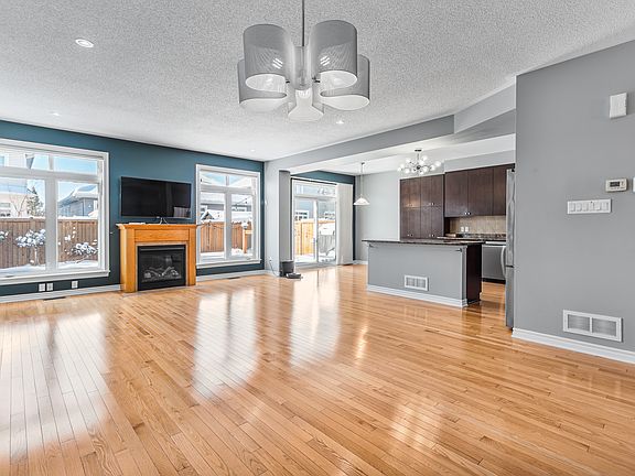 5th image of 516 Carina Cres