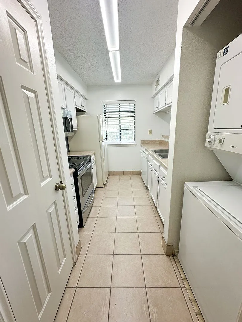 Available Now! Charming 1-Bed Condo in Prime Addison Location — Photo 2