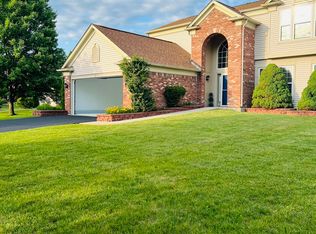 8 Honeysuckle Ct, Bolingbrook, IL 60490