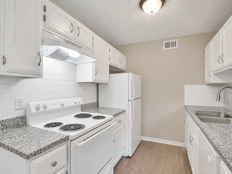 Baker Oaks Apartments — Photo 3