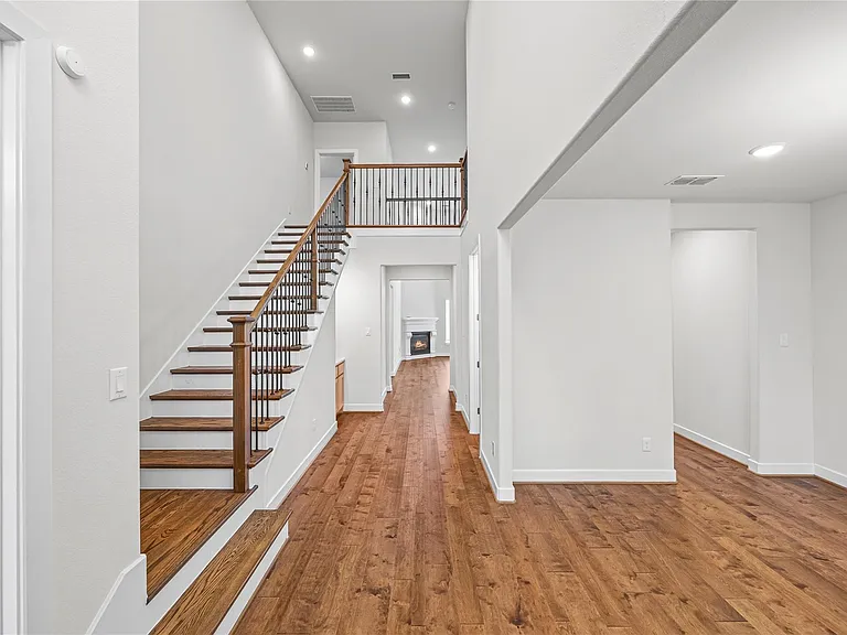 4627 Clear Creek Dr — Photo 2
