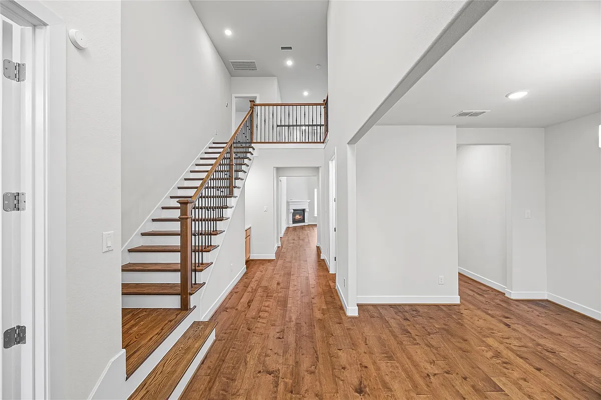 Building Photo - 4627 Clear Creek Dr