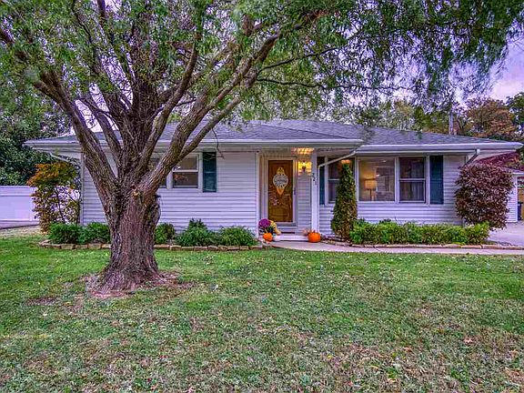 4th image of 221 Springwood Dr