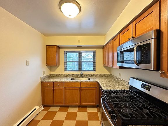 3rd image of 1644 W Sherwin Ave #C3
