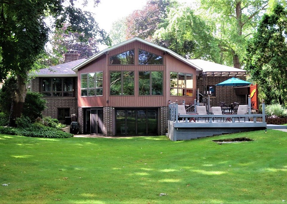 Flat lot, easy lake access!