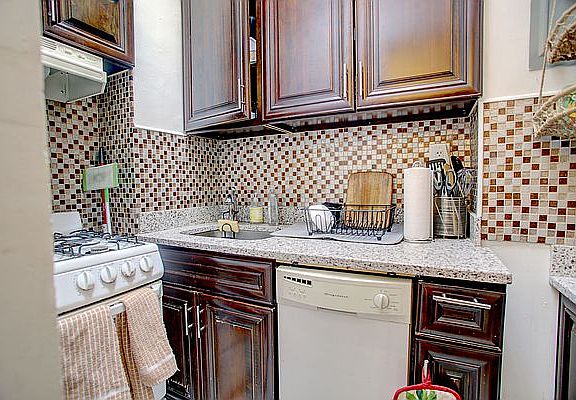 4th image of 239 W 72nd St APT 5R