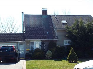 28 Collector Ln, Levittown, NY 11756