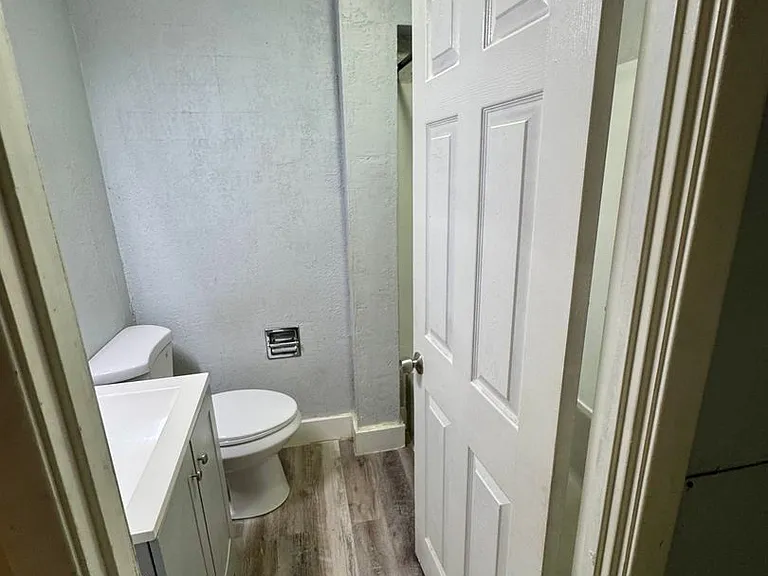 1810 Brownsville Rd — Photo 10