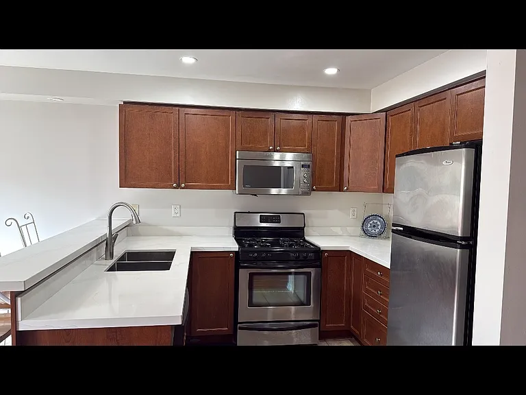 1211 Lamont Cres — Photo 2