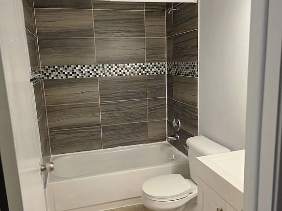3rd image of 247 N Neltnor Blvd APT G2c
