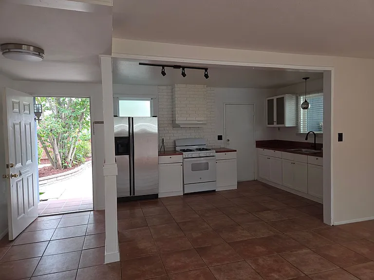 8409 Topanga Canyon Blvd — Photo 23