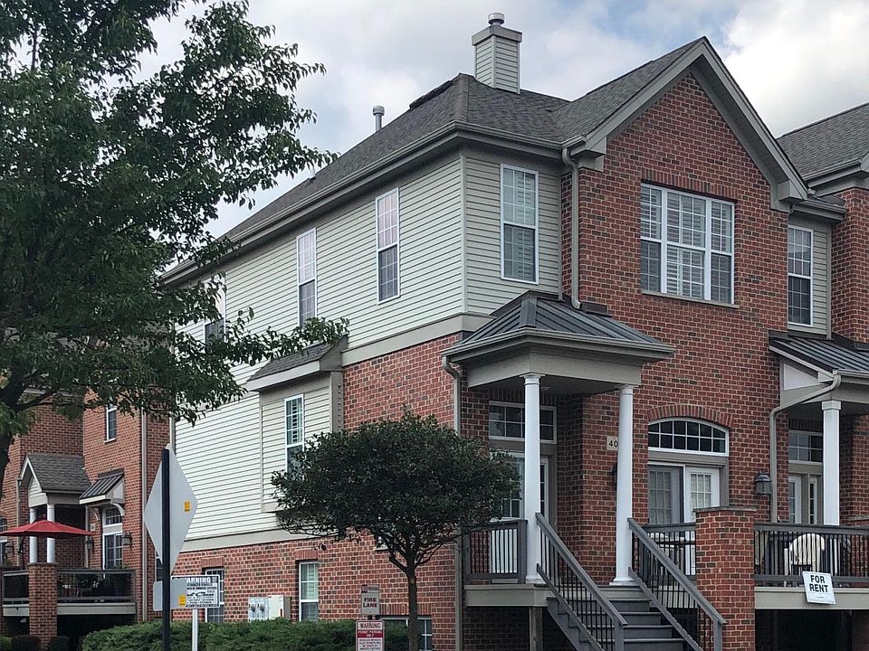 Great Chicago style townhouse for rent across from Riverfront Park. You will love living here.