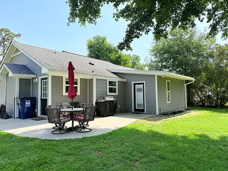 35 Burlington Cir — Photo 6