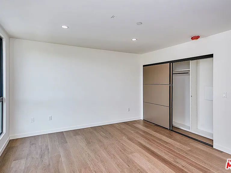 328 N Maple Dr #303 — Photo 9