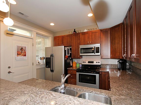 2nd image of 4101-4111 Magnolia Ave #208